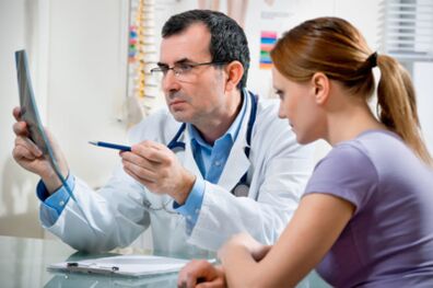 Jeśli wystąpią pierwsze oznaki osteochondrozy w okolicy klatki piersiowej, zaleca się natychmiastową konsultację z lekarzem