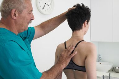 Podanie pacjentowi środka miejscowo znieczulającego na obszar odcinka piersiowego kręgosłupa dotkniętego osteochondrozą