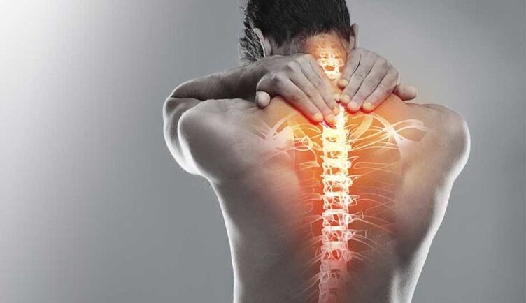 Silny ból w środkowej części pleców - oznaka uszkodzenia kręgosłupa