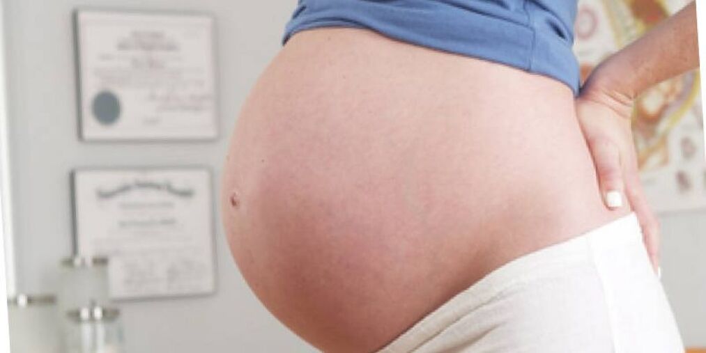 W czasie ciąży kobiety często odczuwają bóle pleców w okolicy lędźwiowej. 