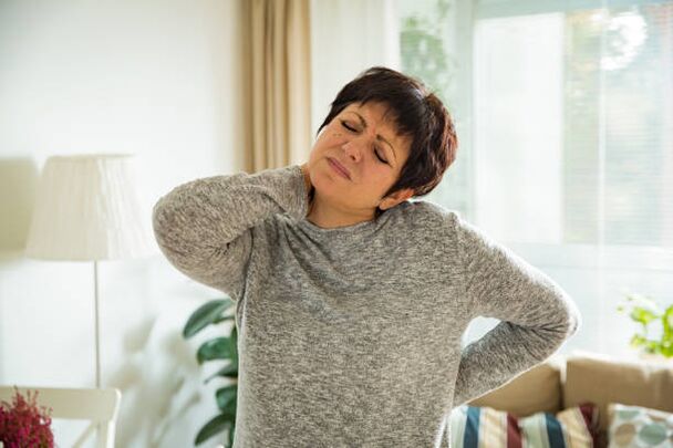 kobieta ma osteochondrozę kręgosłupa szyjnego