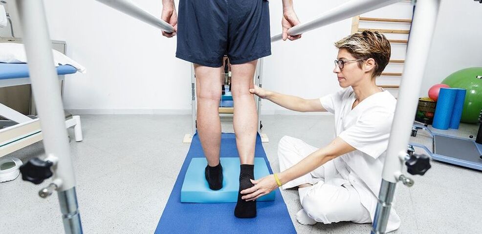 Fizjoterapeuta instruujący pacjenta z artrozą kolana