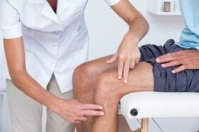 Fizyczne badanie kolana w celu zdiagnozowania artrozy